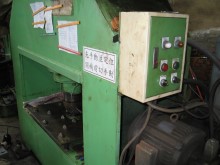 圖：多功能油壓沖床